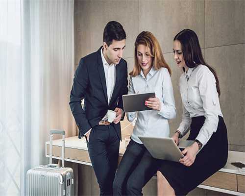 黑白灰已经out了！今年秋冬“奶茶色”才真时髦，又显白又减龄